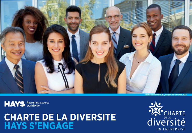 Un groupe diversifié de personnes professionnellement vêtues et souriantes, illustrant l'engagement de Hays envers la diversité en milieu de travail, comme le souligne l'initiative « Charte de la diversité ».